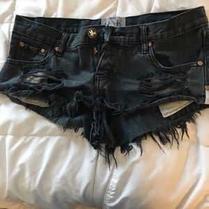 Washed black short jean shorts
